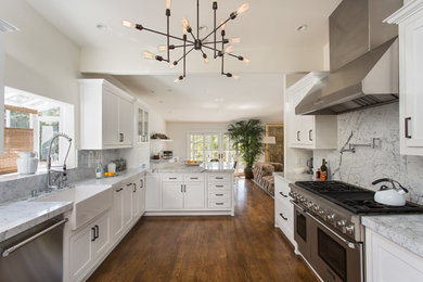 Mid-sized trendy u-shaped medium tone wood floor and brown floor eat-in kitchen photo in Los Angeles with a farmhouse sink, shaker cabinets, white cabinets, marble countertops, multicolored backsplash, marble backsplash, stainless steel appliances, a peninsula and gray countertops