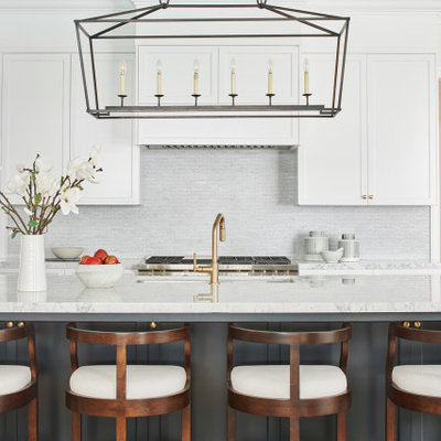 Eat-in kitchen - transitional light wood floor and beige floor eat-in kitchen idea in Los Angeles with an undermount sink, shaker cabinets, gray cabinets, quartz countertops, white backsplash, mosaic tile backsplash and white countertops