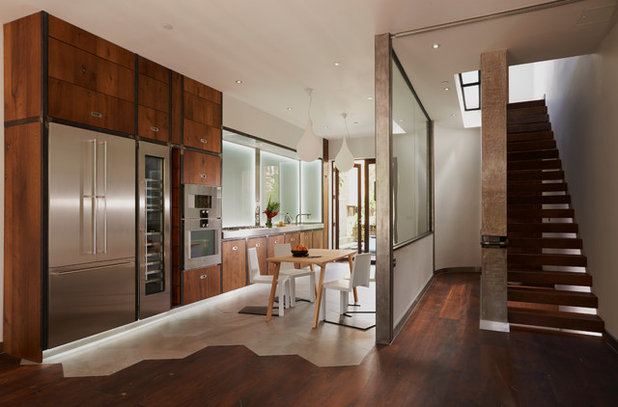 Contemporary Kitchen by CUBIC Studios Limited