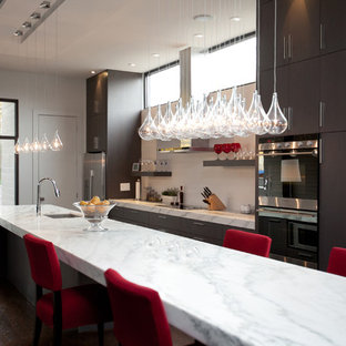 Ejemplo de cocina contemporánea con electrodomésticos de acero inoxidable