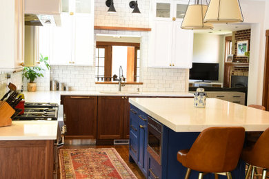 シカゴにある広いトランジショナルスタイルのおしゃれなL型キッチン (シェーカースタイル扉のキャビネット、白いキッチンパネル、セラミックタイルのキッチンパネル、無垢フローリング、白いキッチンカウンター) の写真