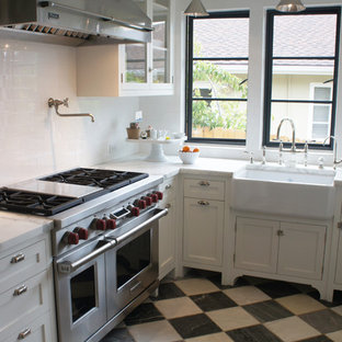 Esempio di una cucina stile marinaro con lavello stile country, ante in stile shaker, ante bianche, paraspruzzi con piastrelle diamantate, paraspruzzi bianco, elettrodomestici in acciaio inossidabile e pavimento multicolore
