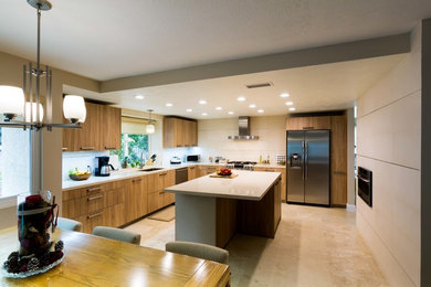 Modern inredning av ett mellanstort kök, med en undermonterad diskho, släta luckor, bruna skåp, bänkskiva i kvarts, beige stänkskydd, stänkskydd i stenkakel, rostfria vitvaror, kalkstensgolv och en köksö