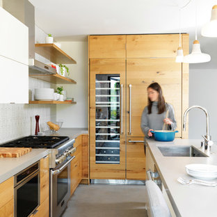 Ispirazione per una cucina contemporanea con lavello sottopiano, ante lisce, ante in legno scuro, paraspruzzi bianco, elettrodomestici in acciaio inossidabile, pavimento turchese e top bianco