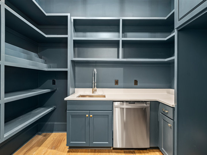 Pantry - Traditional Kitchen
