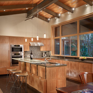 Immagine di una cucina moderna di medie dimensioni con paraspruzzi con piastrelle a mosaico, top in vetro, ante in legno scuro e elettrodomestici da incasso