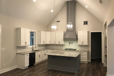 Rustikale Küche mit Unterbauwaschbecken, Schrankfronten im Shaker-Stil, Granit-Arbeitsplatte, schwarzen Elektrogeräten, Vinylboden und braunem Boden in Atlanta