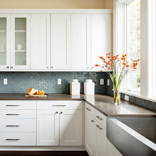 Foto di una cucina a L chic di medie dimensioni con lavello stile country, paraspruzzi blu, ante bianche, ante in stile shaker, top in quarzo composito, top marrone, paraspruzzi con piastrelle a mosaico, elettrodomestici in acciaio inossidabile e parquet scuro