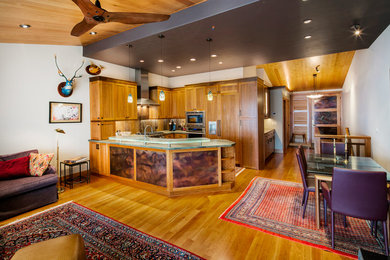 Bild på ett mellanstort vintage kök, med en undermonterad diskho, skåp i shakerstil, skåp i mellenmörkt trä, granitbänkskiva, stänkskydd med metallisk yta, stänkskydd i stenkakel, vita vitvaror, ljust trägolv, en halv köksö och brunt golv
