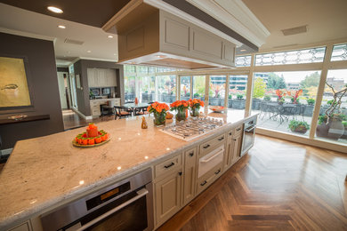 Offene, Große Moderne Küche in L-Form mit Doppelwaschbecken, profilierten Schrankfronten, beigen Schränken, braunem Holzboden, Kücheninsel und Granit-Arbeitsplatte in Seattle