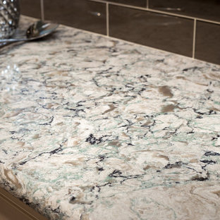 Ispirazione per un'ampia cucina ad ambiente unico shabby-chic style con lavello sottopiano, ante con riquadro incassato, ante in legno bruno, top in quarzo composito, paraspruzzi grigio, pavimento in legno massello medio, 2 o più isole, pavimento marrone e top multicolore