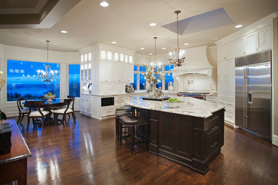 Kitchen - traditional kitchen idea in Seattle