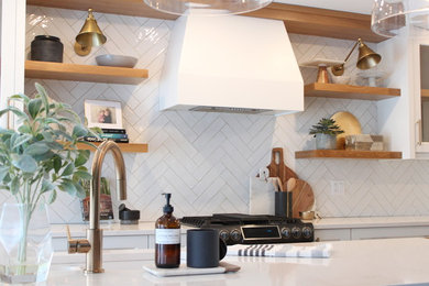 Inredning av ett klassiskt mellanstort vit linjärt vitt kök och matrum, med en undermonterad diskho, skåp i shakerstil, vita skåp, bänkskiva i kvarts, vitt stänkskydd, stänkskydd i keramik, rostfria vitvaror, ljust trägolv, en köksö och brunt golv