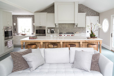 Mittelgroße Landhaus Wohnküche mit Granit-Arbeitsplatte, Küchenrückwand in Grau, Küchengeräten aus Edelstahl, Kalkstein und Kücheninsel in Chicago