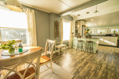 Foto på ett litet maritimt kök, med vinylgolv och grått golv