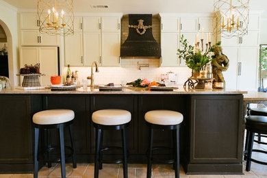 Bild på ett stort vintage linjärt kök och matrum, med skåp i shakerstil, vita skåp, granitbänkskiva, vitt stänkskydd, stänkskydd i tunnelbanekakel, integrerade vitvaror, kalkstensgolv, en köksö och beiget golv