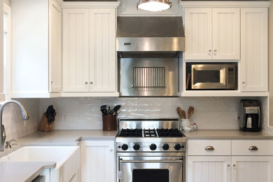 サクラメントにあるトラディショナルスタイルのおしゃれなキッチン (白いキャビネット) の写真