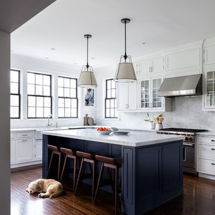 Diseño de cocina en U, clásica renovada, cerrada, con fregadero sobremueble, armarios estilo shaker, puertas de armario azules, salpicadero verde, salpicadero de mármol, electrodomésticos de acero inoxidable, suelo de madera oscura, una isla, suelo marrón y encimeras grises