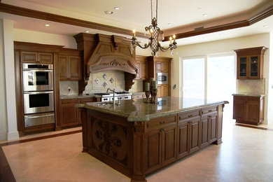 Kitchen - traditional kitchen idea in Los Angeles