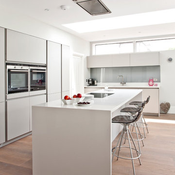 Large family space handleless kitchen