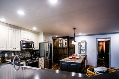 Bild på ett vintage kök, med en rustik diskho, luckor med upphöjd panel, vita skåp, granitbänkskiva, flerfärgad stänkskydd, stänkskydd i sten, rostfria vitvaror och mellanmörkt trägolv