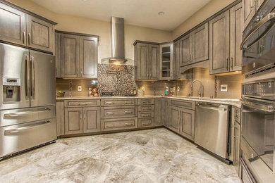 Moderne Küche mit grauen Schränken, Küchenrückwand in Beige, Glasrückwand, Küchengeräten aus Edelstahl und Keramikboden in Albuquerque