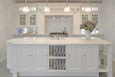 エセックスにある高級な広いトラディショナルスタイルのおしゃれなキッチン (ドロップインシンク、シェーカースタイル扉のキャビネット、白いキャビネット、珪岩カウンター、青いキッチンパネル、ガラス板のキッチンパネル、シルバーの調理設備、セラミックタイルの床) の写真