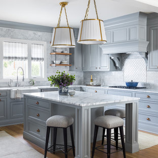 Foto di una cucina chic con lavello stile country, ante con riquadro incassato, ante grigie, paraspruzzi grigio, parquet chiaro e top grigio