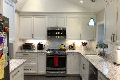 Esempio di una cucina classica di medie dimensioni con ante lisce, ante bianche, top in granito, paraspruzzi bianco, paraspruzzi con piastrelle in ceramica e top grigio