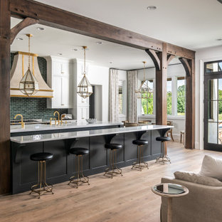 Esempio di una grande cucina classica con pavimento in legno massello medio, ante in stile shaker, ante bianche, top in marmo, paraspruzzi verde, 2 o più isole, top bianco e pavimento marrone