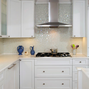 Foto di una cucina design con ante in stile shaker, ante bianche, top in vetro, paraspruzzi bianco, paraspruzzi con piastrelle di vetro, elettrodomestici da incasso e parquet chiaro