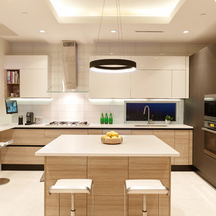 Esempio di una piccola cucina ad U design con lavello a doppia vasca, ante lisce, top in quarzo composito, paraspruzzi bianco, paraspruzzi con piastrelle di vetro, elettrodomestici da incasso, pavimento con piastrelle in ceramica, isola e ante bianche
