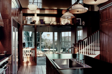 Diseño de cocina comedor tradicional grande con fregadero encastrado, armarios estilo shaker, electrodomésticos de acero inoxidable y suelo de baldosas de cerámica