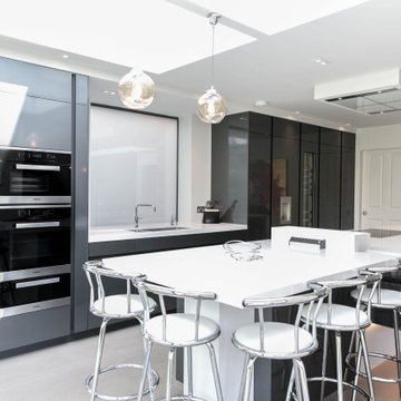 Leicht by Vogue Kitchens - Contemporary Handleless Black and White Kitchen