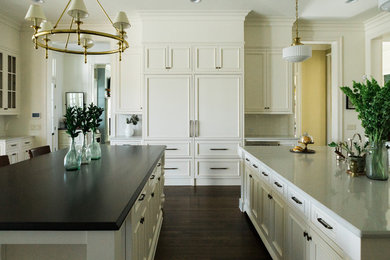 Exempel på ett stort klassiskt kök, med en rustik diskho, luckor med profilerade fronter, vita skåp, träbänkskiva, vitt stänkskydd, stänkskydd i tunnelbanekakel, integrerade vitvaror, mellanmörkt trägolv, flera köksöar och brunt golv