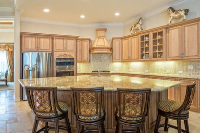 Kitchen - large traditional kitchen idea in Tampa