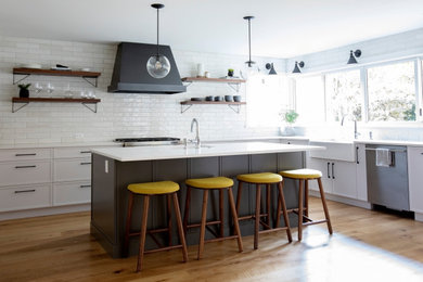 Transitional kitchen photo in Vancouver