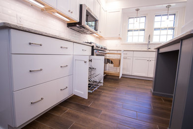 他の地域にある高級な小さなおしゃれなキッチン (アンダーカウンターシンク、シェーカースタイル扉のキャビネット、白いキャビネット、クオーツストーンカウンター、白いキッチンパネル、サブウェイタイルのキッチンパネル、シルバーの調理設備、セラミックタイルの床、白いキッチンカウンター) の写真