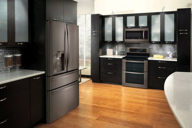 Imagen de cocina moderna con electrodomésticos de acero inoxidable