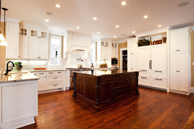 Foto de cocina clásica grande con armarios con paneles empotrados y puertas de armario blancas