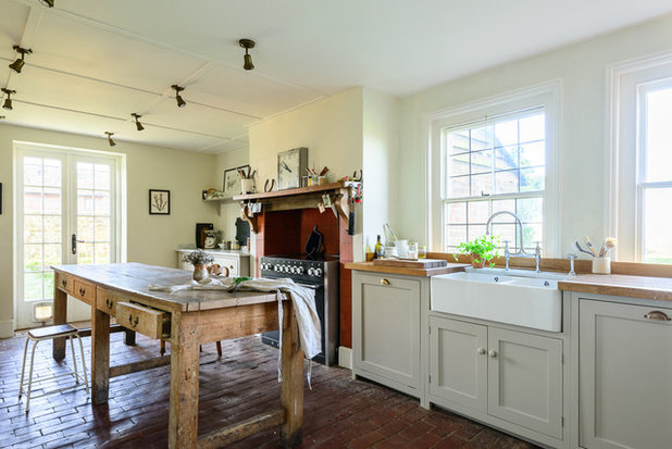 Country Kitchen by deVOL Kitchens