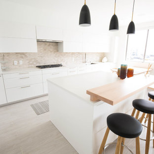 Ispirazione per una piccola cucina contemporanea con lavello sottopiano, ante lisce, ante bianche, top in quarzo composito, paraspruzzi grigio, paraspruzzi in marmo, elettrodomestici in acciaio inossidabile, pavimento in gres porcellanato, isola, pavimento grigio e top giallo