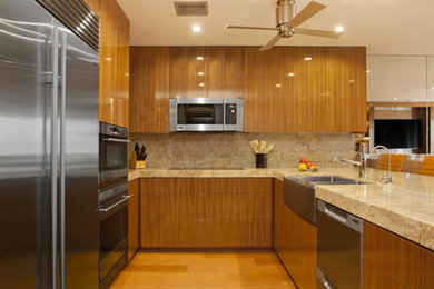 Offene, Große Küche in U-Form mit Granit-Arbeitsplatte, Küchenrückwand in Beige, Küchengeräten aus Edelstahl, braunem Holzboden und Halbinsel in Orange County