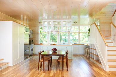 Idéer för mellanstora vintage kök, med en undermonterad diskho, luckor med infälld panel, vita skåp, träbänkskiva, rostfria vitvaror och mellanmörkt trägolv