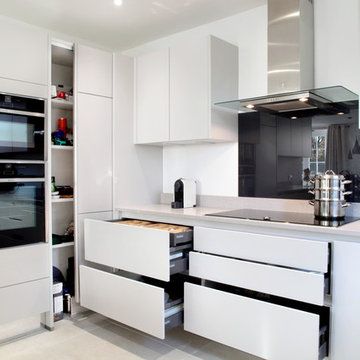 Light grey handle-less kitchen with hidden storage