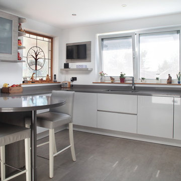 Light grey high gloss kitchen with Silestone worktop