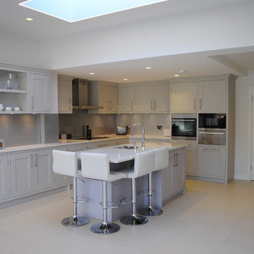 Light grey, L shaped kitchen with classic island