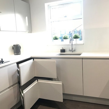 Light grey matt handleless kitchen with quartz worktop