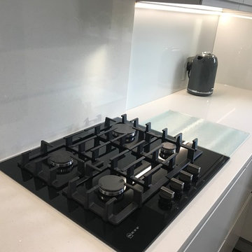 Light grey matt handleless kitchen with quartz worktop