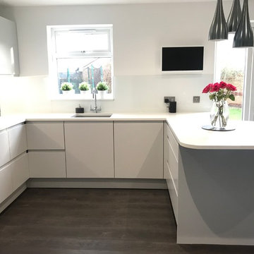 Light grey matthandleless kitchen with quartz worktop